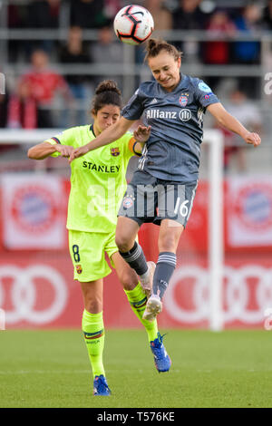 Munich, Allemagne. 21 avr 2019. Football, les femmes : Ligue des Champions, le Bayern de Munich - FC Barcelone, round knockout, demi-finale, première étape sur le campus du FC Bayern. Marta Torrejon de Barcelone (l) et Lina Magull de FC Bayern Munich en-tête dans un duel pour la balle. Photo : Matthias Balk/dpa dpa : Crédit photo alliance/Alamy Live News Banque D'Images