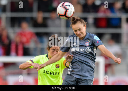 Munich, Allemagne. 21 avr 2019. Football, les femmes : Ligue des Champions, le Bayern de Munich - FC Barcelone, round knockout, demi-finale, première étape sur le campus du FC Bayern. Marta Torrejon de Barcelone (l) et Lina Magull de FC Bayern Munich en-tête dans un duel pour la balle. Photo : Matthias Balk/dpa dpa : Crédit photo alliance/Alamy Live News Banque D'Images