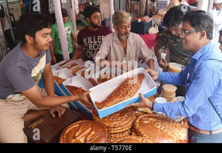 Dhaka, Bangladesh. Apr 21, 2019. Un homme achète des pains spéciaux réalisés à l'occasion de Shab-e-Barat dans la partie ancienne de Dhaka, Bangladesh, le 21 avril 2019. Les musulmans au Bangladesh a observé la sainte Shab-e-Barat, la nuit de la fortune et du pardon, dimanche soir au milieu d'un niveau de sécurité sans précédent. Source : Xinhua/Alamy Live News Banque D'Images