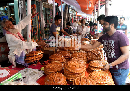 Dhaka, Bangladesh. Apr 21, 2019. Les gens achètent des pains spéciaux réalisés à l'occasion de Shab-e-Barat dans la partie ancienne de Dhaka, Bangladesh, le 21 avril 2019. Les musulmans au Bangladesh a observé la sainte Shab-e-Barat, la nuit de la fortune et du pardon, dimanche soir au milieu d'un niveau de sécurité sans précédent. Source : Xinhua/Alamy Live News Banque D'Images