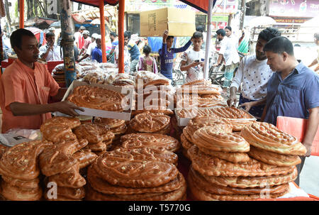 Dhaka, Bangladesh. Apr 21, 2019. Les gens achètent des pains spéciaux réalisés à l'occasion de Shab-e-Barat dans la partie ancienne de Dhaka, Bangladesh, le 21 avril 2019. Les musulmans au Bangladesh a observé la sainte Shab-e-Barat, la nuit de la fortune et du pardon, dimanche soir au milieu d'un niveau de sécurité sans précédent. Source : Xinhua/Alamy Live News Banque D'Images