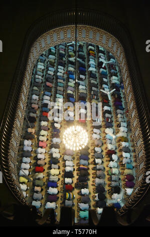 Dhaka, Bangladesh. Apr 21, 2019. Les musulmans prient à la Mosquée Nationale Baitul Mukarram à Dhaka, Bangladesh, le 21 avril 2019. Les musulmans au Bangladesh a observé la sainte Shab-e-Barat, la nuit de la fortune et du pardon, dimanche soir au milieu d'un niveau de sécurité sans précédent. Source : Xinhua/Alamy Live News Banque D'Images