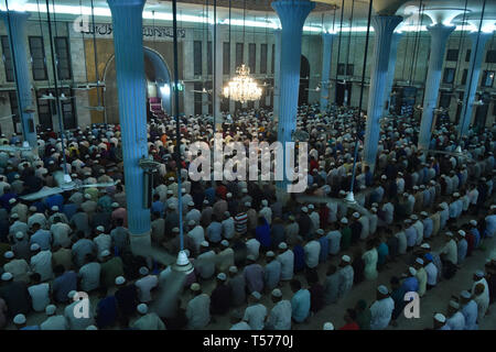 Dhaka, Bangladesh. Apr 21, 2019. Les musulmans prient à la Mosquée Nationale Baitul Mukarram à Dhaka, Bangladesh, le 21 avril 2019. Les musulmans au Bangladesh a observé la sainte Shab-e-Barat, la nuit de la fortune et du pardon, dimanche soir au milieu d'un niveau de sécurité sans précédent. Source : Xinhua/Alamy Live News Banque D'Images