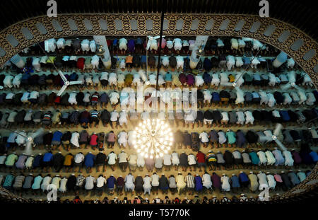 Dhaka, Bangladesh. Apr 21, 2019. Les musulmans prient à la Mosquée Nationale Baitul Mukarram à Dhaka, Bangladesh, le 21 avril 2019. Les musulmans au Bangladesh a observé la sainte Shab-e-Barat, la nuit de la fortune et du pardon, dimanche soir au milieu d'un niveau de sécurité sans précédent. Source : Xinhua/Alamy Live News Banque D'Images