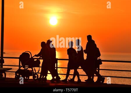 Aberystwyth, Pays de Galles, Royaume-Uni. 21 avr 2019. Un chaud et ensoleillé dimanche soir de Pâques à Aberystwyth au Pays de Galles que le pays jouit de la Banque chaud glorieusement Maison de la météo. La température atteint 23 degrés Celsius à Trawsgoed juste derrière les plages de la ville, rendant les plus chauds jamais le dimanche de Pâques au Pays de Galles Credit : Keith Morris / Alamy Live News Banque D'Images
