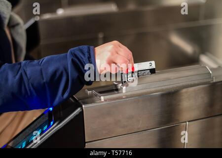 (190421) -- NEW YORK, 21 avril 2019 (Xinhua) -- un des doigts de banlieue sa MetroCard à une station de métro à Manhattan, New York, États-Unis, 21 avril 2019. La dernière hausse de tarifs MetroCard est entré en vigueur dimanche, cartes de rendez-vous hebdomadaire de $32 à $33, tandis que les coûts mensuels MetroCard sauter de $121 à $127. (Xinhua/Muzi Li) Banque D'Images