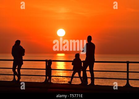 Aberystwyth, Pays de Galles, Royaume-Uni. 21 avr 2019. Un chaud et ensoleillé dimanche soir de Pâques à Aberystwyth au Pays de Galles que le pays jouit de la Banque chaud glorieusement Maison de la météo. La température atteint 23 degrés Celsius à Trawsgoed juste derrière les plages de la ville, rendant les plus chauds jamais le dimanche de Pâques au Pays de Galles Credit : Keith Morris / Alamy Live News Banque D'Images