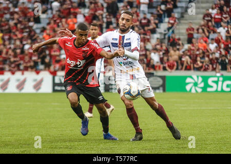 PR - Curitiba - 04/21/2019 - 2019 Paranaense, PR x Toledo - Athletico Athletico Erick-PR player différends offre avec Toledo lecteur pendant match au stade Arena da Baixada Stadium 2019 Photo : Gabriel Machado / AGIF Banque D'Images