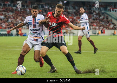 PR - Curitiba - 04/21/2019 - 2019 Paranaense, PR x Toledo - Athletico Athletico Poveda-PR player différends offre avec Toledo lecteur pendant match au stade Arena da Baixada Stadium 2019 Photo : Gabriel Machado / AGIF Banque D'Images