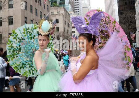 New York City, New York, USA. Apr 21, 2019. Le défilé de fin d'année a attiré une grande foule de tous les âges et .du monde entier le 21 avril 2019, le long de la Cinquième Avenue de New York avec vêtus de costumes colorés des fêtards, oreilles de lapin et l'on prévoit toujours des chapeaux et bonnets de créatif. Le défilé et le capot .festival a été rendu célèbre par la chanson de Irving Berlin, ''Easter Parade, '' en 1933. La chanson a été plus tard dans le film ''Easter Parade'' avec Judy Garland et Fred Astaire. Credit : Ronald G. Lopez/ZUMA/Alamy Fil Live News Banque D'Images