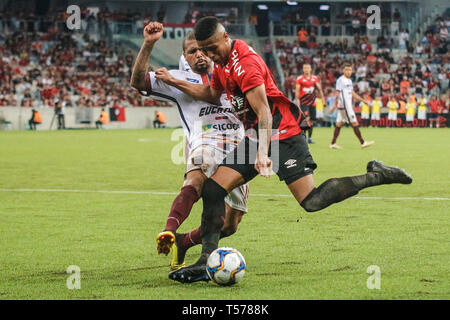 PR - Curitiba - 04/21/2019 - 2019 Paranaense, PR x Toledo - Athletico Athletico Bergson-PR player différends offre avec Toledo lecteur pendant match au stade Arena da Baixada Stadium 2019 Photo : Gabriel Machado / AGIF Banque D'Images