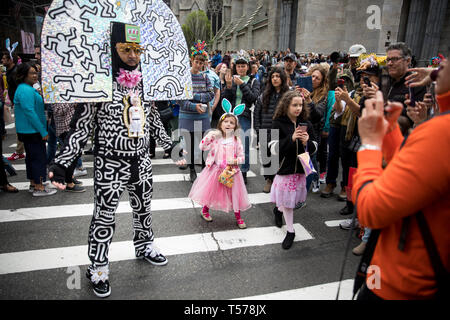 New York, USA. Apr 21, 2019. La Bohème avec costumes créatifs prendre part au défilé annuel de Pâques et Pâques Bonnet Festival à New York, États-Unis, 21 avril 2019. Adultes, enfants et même les animaux domestiques en création de bonnets colorés et tenues a participé à la parade de Pâques et Pâques Bonnet Festival à New York le dimanche, qui ont attiré des milliers de résidents locaux et les touristes. Le concours de la ville de New York est une tradition qui remonte aux années 1870. Crédit : Michael Nagle/Xinhua/Alamy Live News Banque D'Images