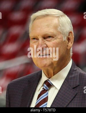 Los Angeles, CA, USA. Apr 21, 2019. Clippers consultant Jerry West avant jeu 4 de la Golden State Warriors vs Los Angeles Clippers série éliminatoires au Staples Center le 21 avril 2019. (Photo par Jevone Moore) Credit : csm/Alamy Live News Banque D'Images