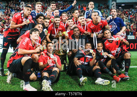 PR - Curitiba - 04/21/2019 - 2019 Paranaense, pr'Athletico Athletico - Toledo x-PR les joueurs célèbrent la victoire à la fin du match contre Toledo à Arena da Baixada stade pour le championnat de l'état en 2019. Photo : Gabriel Machado / AGIF Banque D'Images