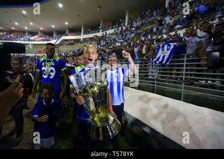 AL - Maceio - 04/21/2019 - 2019 Alagoano, CRB x CSA - CSA's dvd Carlinhos célèbre avec fans au Stade Roi Pele pour le championnat de l'État en 2019. Photo : Itawi Albuquerque / AGIF Banque D'Images