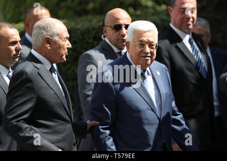 Le Caire, Égypte. Apr 21, 2019. Le président palestinien Mahmoud Abbas (R, à l'avant) est vu à la Ligue arabe au Caire, Égypte, le 21 avril 2019. Mahmoud Abbas appelle le dimanche pour les pays arabes, le soutien politique et financier au peuple palestinien contre ce qu'il décrit comme "l'intransigeance israélienne." Crédit : Ahmed Gomaa/Xinhua/Alamy Live News Banque D'Images