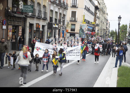 Madrid, Espagne. Apr 21, 2019. Des centaines de personnes de Hirak Madrid vu marchant.Le riffian ont défilé dans les rues de la diaspora de Madrid pour exiger la libération des prisonniers politiques de l'Hirak Rif au Maroc, la fin de la militarisation, la marginalisation et le blocus économique de la FRR. Credit : Lito Lizana SOPA/Images/ZUMA/Alamy Fil Live News Banque D'Images