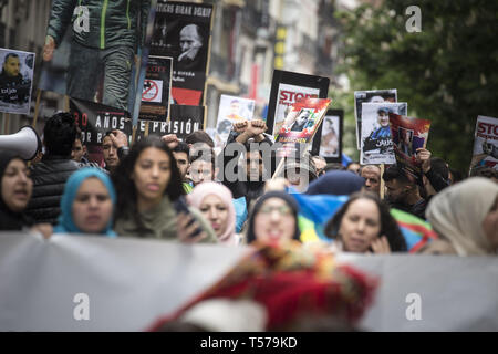 Madrid, Espagne. Apr 21, 2019. Des centaines de personnes avec des pancartes de protestation observé au cours de la marche.Le riffian ont défilé dans les rues de la diaspora de Madrid pour exiger la libération des prisonniers politiques de l'Hirak Rif au Maroc, la fin de la militarisation, la marginalisation et le blocus économique de la FRR. Credit : Lito Lizana SOPA/Images/ZUMA/Alamy Fil Live News Banque D'Images