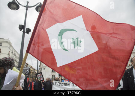 Madrid, Espagne. Apr 21, 2019. Pavillon de la Rif vus en vol pendant la marche.Le riffian ont défilé dans les rues de la diaspora de Madrid pour exiger la libération des prisonniers politiques de l'Hirak Rif au Maroc, la fin de la militarisation, la marginalisation et le blocus économique de la FRR. Credit : Lito Lizana SOPA/Images/ZUMA/Alamy Fil Live News Banque D'Images