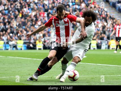 Madrid, Espagne. Apr 21, 2019. Le Real Madrid Marcelo (R) est en concurrence avec l'Athletic Club Bilbao Inigo Lekue lors d'un match de championnat espagnol entre le Real Madrid et l'Athletic Club Bilbao à Madrid, Espagne, le 21 avril 2019. Le Real Madrid a gagné 3-0. Crédit : Edward F. Peters/Xinhua/Alamy Live News Banque D'Images