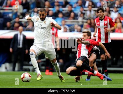 Madrid, Espagne. Apr 21, 2019. Karim Benzema du Real Madrid (L) et de l'Athletic Club de Bilbao Yeray Alvarez rivalisent pour la balle lors d'un match de championnat espagnol entre le Real Madrid et l'Athletic Club Bilbao à Madrid, Espagne, le 21 avril 2019. Le Real Madrid a gagné 3-0. Crédit : Edward F. Peters/Xinhua/Alamy Live News Banque D'Images