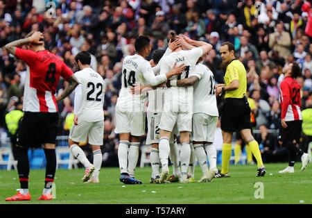 Madrid, Espagne. Apr 21, 2019. Les joueurs du Real Madrid célébrer un but de Karim Benzema lors d'un match de championnat espagnol entre le Real Madrid et l'Athletic Club Bilbao à Madrid, Espagne, le 21 avril 2019. Le Real Madrid a gagné 3-0. Crédit : Edward F. Peters/Xinhua/Alamy Live News Banque D'Images