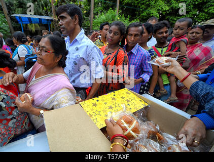 Kolkata, Inde. Apr 21, 2019. Les autorités de l'église Saint-Jacques sont vus distribuer des gâteaux de Pâques à leurs fidèles chrétiens pendant la procession du Dimanche de Pâques dans la région de Kolkata. Le dimanche de Pâques, appelé aussi le dimanche de la résurrection est un festival et de vacances commémorant la résurrection de Jésus Christ d'entre les morts. Credit : SOPA/Alamy Images Limited Live News Banque D'Images