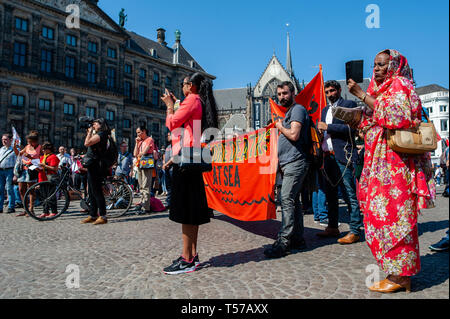 Amsterdam, Pays-Bas. Apr 21, 2019. Les gens ont vu à la place du dam à écouter les discours prononcés au cours de la protestation. Des centaines de personnes rassemblées autour de la Place du Dam pour exiger le gouvernement néerlandais laissez le Sea-Watch 3 (un bateau qui a été le sauvetage de réfugiés dans la Méditerranée) continuer à faire son travail. Ils ont également appelé à pour les politiciens à Amsterdam pour rouvrir l'abri d'hiver et d'établir un refuge d'urgence pour les réfugiés sans papiers et les sans-abri. Credit : SOPA/Alamy Images Limited Live News Banque D'Images