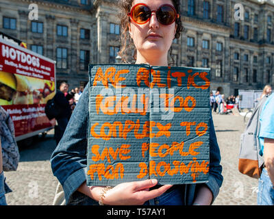 Amsterdam, Pays-Bas. Apr 21, 2019. Un manifestant est vu holding a placard lors de la manifestation. Des centaines de personnes rassemblées autour de la Place du Dam pour exiger le gouvernement néerlandais laissez le Sea-Watch 3 (un bateau qui a été le sauvetage de réfugiés dans la Méditerranée) continuer à faire son travail. Ils ont également appelé à pour les politiciens à Amsterdam pour rouvrir l'abri d'hiver et d'établir un refuge d'urgence pour les réfugiés sans papiers et les sans-abri. Credit : SOPA/Alamy Images Limited Live News Banque D'Images