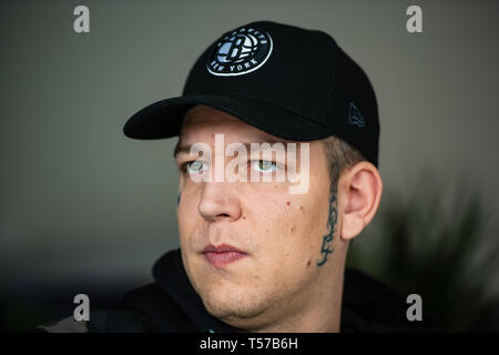 Paris, France. 12 avr, 2019. Marcel Eris, YouTuber, parle à une interview dans son appartement. Credit : Philipp Schulze/dpa/Alamy Live News Banque D'Images