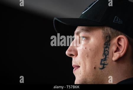 Paris, France. 12 avr, 2019. Marcel Eris, YouTuber, parle à une interview dans son appartement. (À ontanaBlack «dpa - De Junkie de best-seller de Youtuber Auteur') Credit : Philipp Schulze/dpa/Alamy Live News Banque D'Images