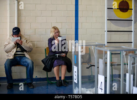 Kiev, Ukraine. Apr 21, 2019. Les électeurs ukrainiens sont vus dans le bureau de vote lors de l'élection du Président de l'Ukraine. Credit : SOPA/Alamy Images Limited Live News Banque D'Images