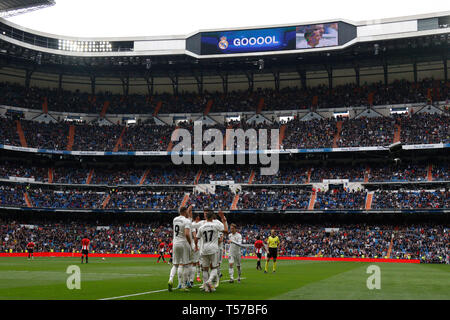 Madrid, Espagne. Apr 21, 2019. Les joueurs de l'équipe du Real Madrid sont vus en train de célébrer un but durant le match de la Liga espagnole 33 ronde entre le Real Madrid et Ath Bilbao à Santiago Bernabeu à Madrid. (Score final ; Real Madrid 3 - 0 Athletic Club Bilbao) Credit : SOPA/Alamy Images Limited Live News Banque D'Images