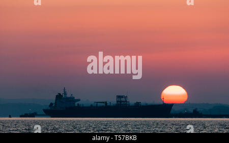 Whitegate, Cork, Irlande. 22 avr, 2019. Pétrolier Seapike décharge sa cargaison de pétrole brut tout comme le soleil se lève à la raffinerie de pétrole de Whitegate Co., Cork, Irlande. Crédit : David Creedon/Alamy Live News Banque D'Images