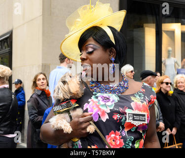 New York, États-Unis. Apr 21, 2019. Un participant vu avec un chien dans un costume de fantaisie pendant l'Easter Parade de capot sur la Cinquième Avenue à Manhattan, à New York. Credit : SOPA/Alamy Images Limited Live News Banque D'Images