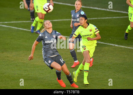 Munich,Allemagne. Apr 21, 2019. Fridolina ROLFOE (FCB), action, les duels contre Leila QUAHABI (Barcelone). FC Bayern Munich - FC Barcelone 0-1, Ligue des Champions de football, demi-finale des femmes sur 21.04.2019. FC BAVARIA CAMPUS. DFL RÈGLEMENT INTERDIT TOUTE UTILISATION DE PHOTOGRAPHIE COMME DES SÉQUENCES D'IMAGES ET/OU QUASI VIDÉO. Utilisation dans le monde entier | Credit : dpa/Alamy Live News Banque D'Images