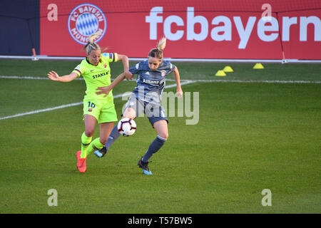 Munich,Allemagne. 21 avr, 2019. v.re : Kathrin HENDRICH (FCB), action, les duels contre Toni DUGGAN (Barcelone). FC Bayern Munich - FC Barcelone 0-1, Ligue des Champions de football, demi-finale des femmes sur 21.04.2019. FC BAVARIA CAMPUS. DFL RÈGLEMENT INTERDIT TOUTE UTILISATION DE PHOTOGRAPHIE COMME DES SÉQUENCES D'IMAGES ET/OU QUASI VIDÉO. Utilisation dans le monde entier | Credit : dpa/Alamy Live News Banque D'Images