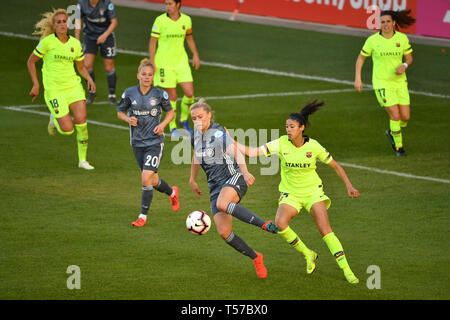 Munich,Allemagne. Apr 21, 2019. Fridolina ROLFOE (FCB), action, les duels contre Leila QUAHABI (Barcelone). FC Bayern Munich - FC Barcelone 0-1, Ligue des Champions de football, demi-finale des femmes sur 21.04.2019. FC BAVARIA CAMPUS. DFL RÈGLEMENT INTERDIT TOUTE UTILISATION DE PHOTOGRAPHIE COMME DES SÉQUENCES D'IMAGES ET/OU QUASI VIDÉO. Utilisation dans le monde entier | Credit : dpa/Alamy Live News Banque D'Images