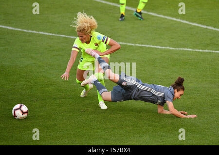 Munich,Allemagne. Apr 21, 2019. Lina MAGULL (FCB), de chutes, d'action, les duels contre Kheira HAMRAQUI (Barcelone). FC Bayern Munich - FC Barcelone 0-1, Ligue des Champions de football, demi-finale des femmes sur 21.04.2019. FC BAVARIA CAMPUS. DFL RÈGLEMENT INTERDIT TOUTE UTILISATION DE PHOTOGRAPHIE COMME DES SÉQUENCES D'IMAGES ET/OU QUASI VIDÉO. Utilisation dans le monde entier | Credit : dpa/Alamy Live News Banque D'Images