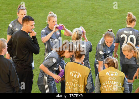 Munich,Allemagne. Apr 21, 2019. Thomas WOEHRLE (entraîneur FCB) avec ses joueurs. FC Bayern Munich - FC Barcelone 0-1, Ligue des Champions de football, demi-finale des femmes sur 21.04.2019. FC BAVARIA CAMPUS. DFL RÈGLEMENT INTERDIT TOUTE UTILISATION DE PHOTOGRAPHIE COMME DES SÉQUENCES D'IMAGES ET/OU QUASI VIDÉO. Utilisation dans le monde entier | Credit : dpa/Alamy Live News Banque D'Images