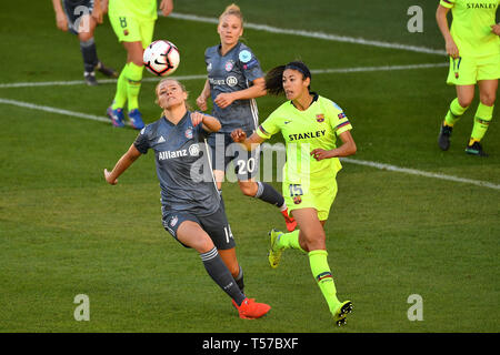 Munich,Allemagne. Apr 21, 2019. Fridolina ROLFOE (FCB), action, les duels contre Leila QUAHABI (Barcelone). FC Bayern Munich - FC Barcelone 0-1, Ligue des Champions de football, demi-finale des femmes sur 21.04.2019. FC BAVARIA CAMPUS. DFL RÈGLEMENT INTERDIT TOUTE UTILISATION DE PHOTOGRAPHIE COMME DES SÉQUENCES D'IMAGES ET/OU QUASI VIDÉO. Utilisation dans le monde entier | Credit : dpa/Alamy Live News Banque D'Images