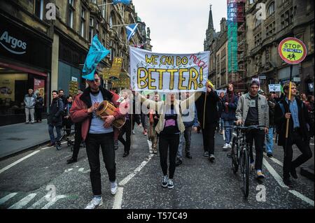 Edinburgh, Lothian, UK. Apr 16, 2019. Vu les manifestants à marcher le long de la rue pendant la manifestation.Extinction rébellion a tenu un verrouillage du pont nord d'Édimbourg dans le cadre d'un mouvement international. L'Ecosse La police fait autour de 30 arrestations au cours de la journée en conséquence. Des centaines de manifestants veulent que le changement climatique le gouvernement à déclarer l'état d'urgence sur l'augmentation du taux de changement climatique. Crédit : Stewart Kirby/SOPA Images/ZUMA/Alamy Fil Live News Banque D'Images