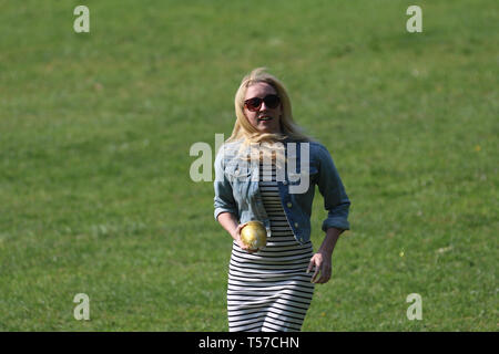 Preston, Lancashire. 22 avril 2019. Météo britannique. Le soleil commence à la traditionnelle rotation des œufs de Pâques à Avenham Park sur seulement deux endroits en Angleterre où le festival traditionnel de Pâques est pratiqué. Charlotte visiter le parc avec la famille collecte le premier lot d'œufs au chocolat roulé sur la pente dans le parc public. Crédit; Banque D'Images