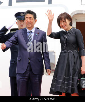 Tokyo, Japon. 22 avr, 2019. Le Premier ministre japonais Shinzo Abe, accompagné de son épouse Akie quitte l'Aéroport International de Tokyo à Paris avec le nouveau gouvernement avion Boeing 777 pour une visite de huit jours en pays européens et nord-américains le lundi 22 avril, 2019. Abe se rendra en France, en Italie, en Belgique, en Slovaquie, au Canada et aux États-Unis. Credit : Yoshio Tsunoda/AFLO/Alamy Live News Banque D'Images