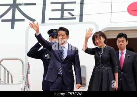 Tokyo, Japon. 22 avr, 2019. Le Premier ministre japonais Shinzo Abe, accompagné de son épouse Akie quitte l'Aéroport International de Tokyo à Paris avec le nouveau gouvernement avion Boeing 777 pour une visite de huit jours en pays européens et nord-américains le lundi 22 avril, 2019. Abe se rendra en France, en Italie, en Belgique, en Slovaquie, au Canada et aux États-Unis. Credit : Yoshio Tsunoda/AFLO/Alamy Live News Banque D'Images