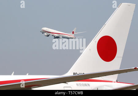 Tokyo, Japon. 22 avr, 2019. Le nouveau gouvernement du Japon avion Boeing 777 transportant le Premier ministre Shinzo Abe et son épouse Akie quitte l'Aéroport International de Tokyo à Paris pour une visite de huit jours en pays européens et nord-américains le lundi 22 avril, 2019. Abe se rendra en France, en Italie, en Belgique, en Slovaquie, au Canada et aux États-Unis. Credit : Yoshio Tsunoda/AFLO/Alamy Live News Banque D'Images