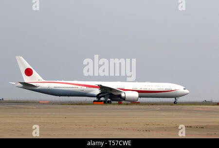 Tokyo, Japon. 22 avr, 2019. Le nouveau gouvernement du Japon avion Boeing 777 transportant le Premier ministre Shinzo Abe et son épouse Akie quitte l'Aéroport International de Tokyo à Paris pour une visite de huit jours en pays européens et nord-américains le lundi 22 avril, 2019. Abe se rendra en France, en Italie, en Belgique, en Slovaquie, au Canada et aux États-Unis. Credit : Yoshio Tsunoda/AFLO/Alamy Live News Banque D'Images
