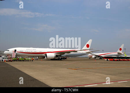 Tokyo, Japon. 22 avr, 2019. Le nouveau gouvernement du Japon avion Boeing 777 transportant le Premier ministre Shinzo Abe et son épouse Akie quitte l'Aéroport International de Tokyo à Paris pour une visite de huit jours en pays européens et nord-américains le lundi 22 avril, 2019. Abe se rendra en France, en Italie, en Belgique, en Slovaquie, au Canada et aux États-Unis. Credit : Yoshio Tsunoda/AFLO/Alamy Live News Banque D'Images