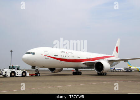Tokyo, Japon. 22 avr, 2019. Le nouveau gouvernement du Japon avion Boeing 777 transportant le Premier ministre Shinzo Abe et son épouse Akie quitte l'Aéroport International de Tokyo à Paris pour une visite de huit jours en pays européens et nord-américains le lundi 22 avril, 2019. Abe se rendra en France, en Italie, en Belgique, en Slovaquie, au Canada et aux États-Unis. Credit : Yoshio Tsunoda/AFLO/Alamy Live News Banque D'Images
