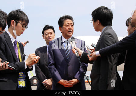 Tokyo, Japon. 22 avr, 2019. Le Premier ministre japonais Shinzo Abe s'adresse aux journalistes avant qu'il ne quitte l'Aéroport International de Tokyo à Paris avec le nouveau gouvernement avion Boeing 777 pour une visite de huit jours en pays européens et nord-américains le lundi 22 avril, 2019. Abe se rendra en France, en Italie, en Belgique, en Slovaquie, au Canada et aux États-Unis. Credit : Yoshio Tsunoda/AFLO/Alamy Live News Banque D'Images
